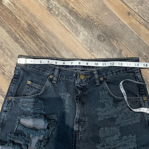 - True 80’s vintage thrashed cut off wrangler jean shorts - Picture 4 of 4